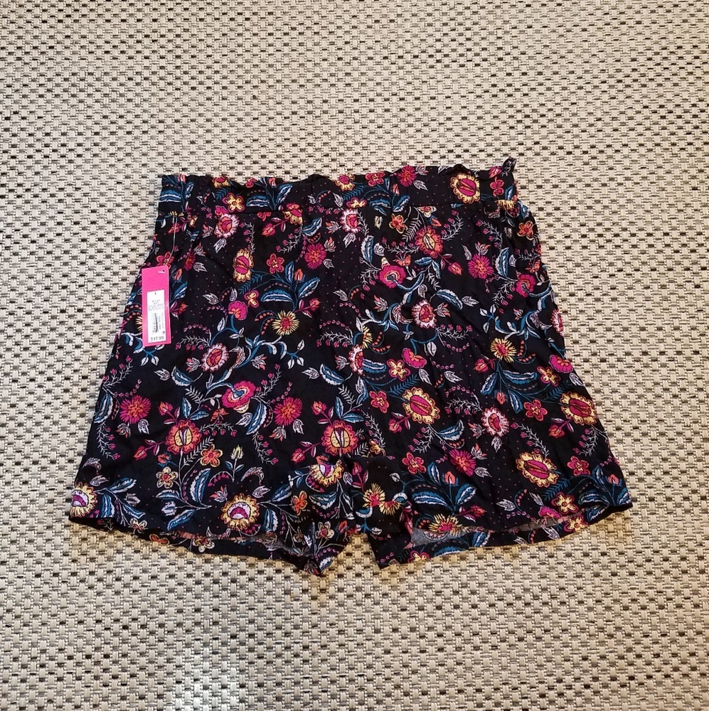Exhilaration Floral Shorts - Picture 2 of 4